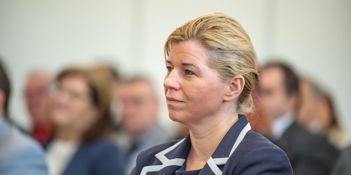 Varga-Bajusz Veronika - Korábbi felvétel