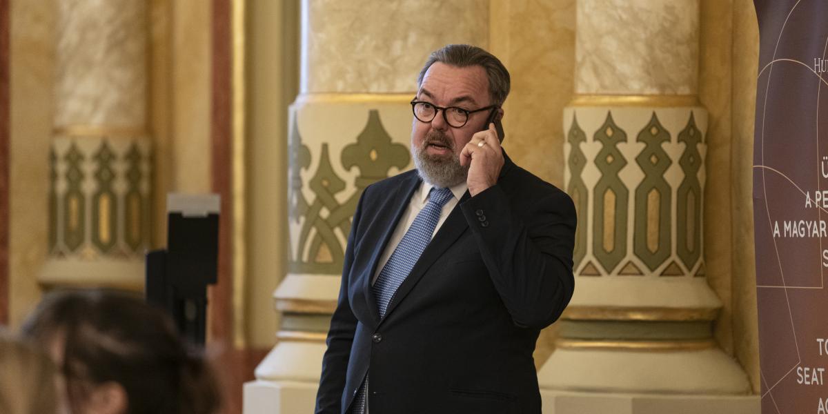 L. Simon Lászlóról a szakszervezet kiemeli: a költő nem mellesleg a Fidesz egyik meghatározó kultúrpolitikusa is volt, idén április óta viszont a kiszámítható és független versenyhelyzet mellett érvel.