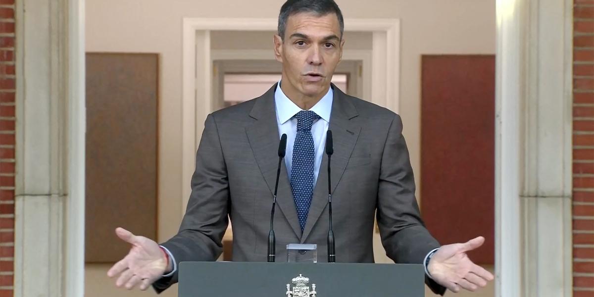 Pedro Sanchez spanyol miniszterelnök televíziós nyilatkozatot tesz a madridi La Moncloa-palotában 2026. október 5-re kiírt előrehozott választások miatt
