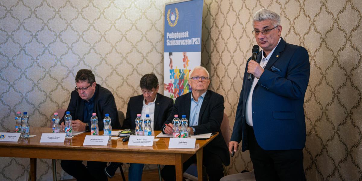 A Pedagógusok Szakszervezete konferenciája. Egyebek mellett a pedagógus-hiány is égető probléma