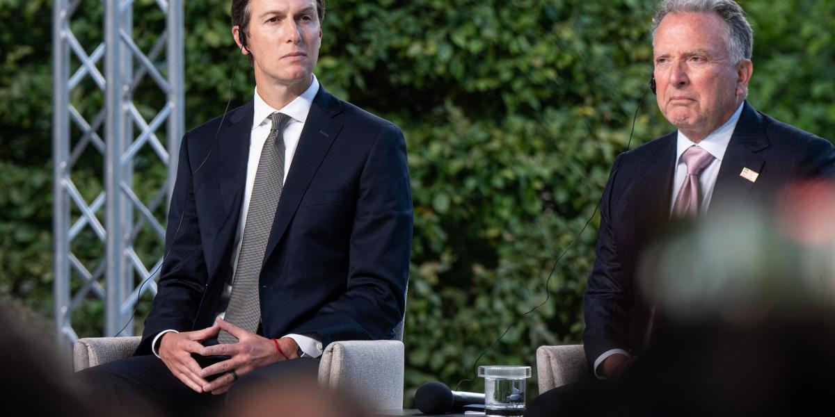 Donald Trump veje, Jared  Kushner és Steve Witkoff. Az üzletet maga Vlagyimir Putyin orosz elnök javasolta, amikor szeptember 5-én a Kremlben találkozott  velük
