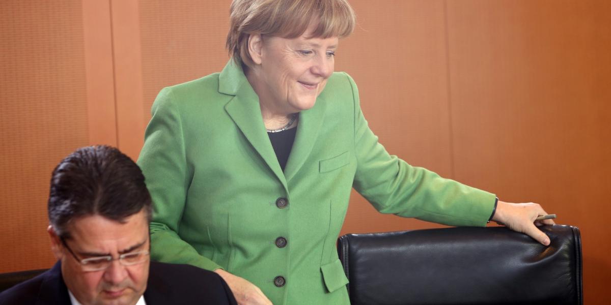 A képen Angela Merkel német kancellár, mellette Sigmar Gabriel gazdasági és energiaügyi miniszter. FOTÓ: Adam Berry/Getty Images