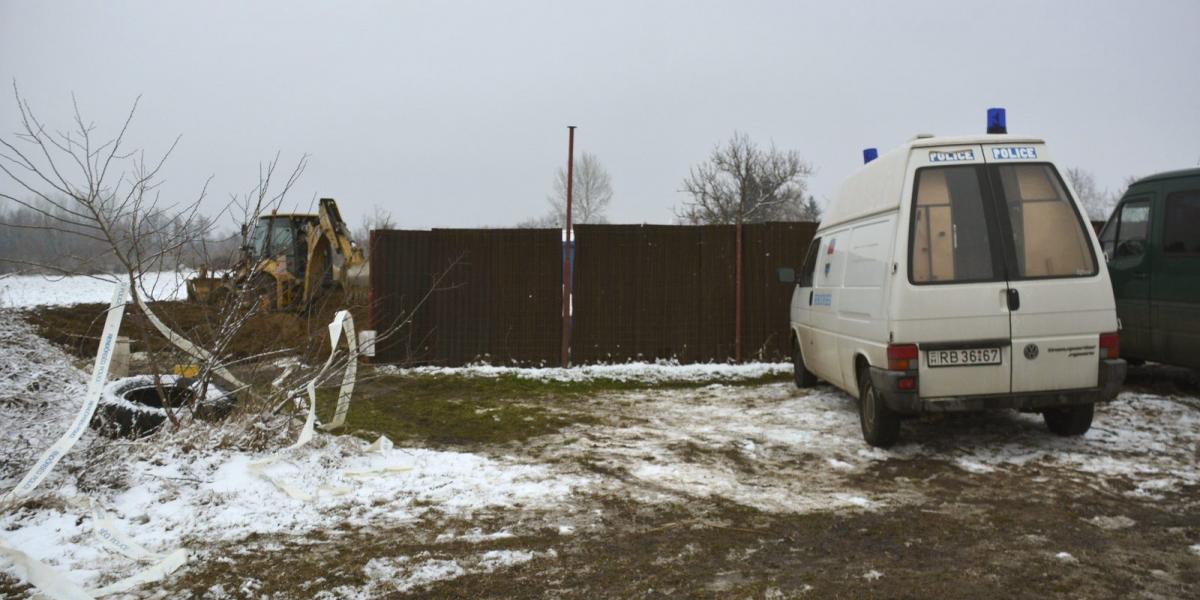 Munkagép és rendőrautó  Nyíregyháza külterületén, a Rezeda utcában. MTI Fotó: Taipusz Attila