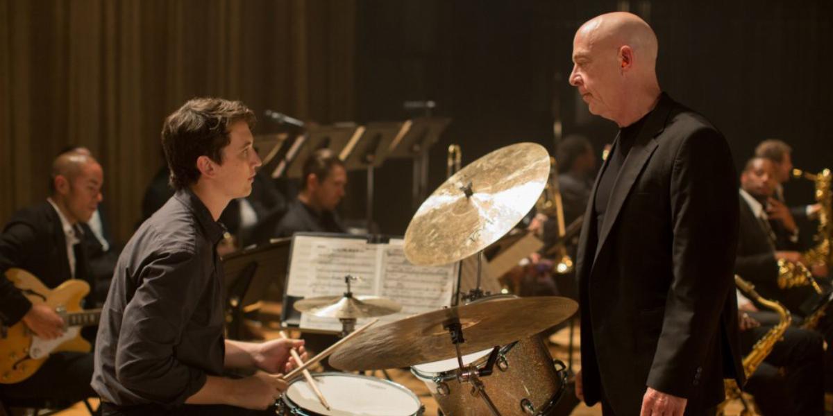 Miles Teller a doboknál és J. K. Simmons mint a konzervatórium könyörtelen ura a Whiplash című filmben FORRÁS: INTERCOM