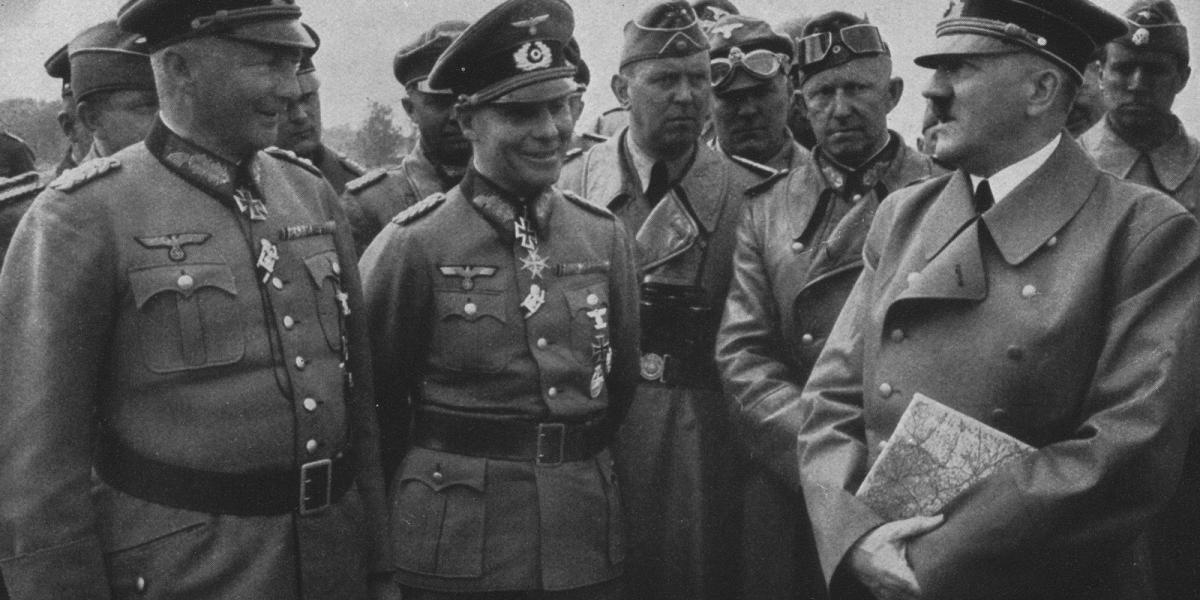 Tán csak nem Bata-cipő a lábukon....?  Adolf Hitler, Gunther von Kluge Wehrmacht tábornagy és  Erwin Rommel  1940-ben  Fotó Hult