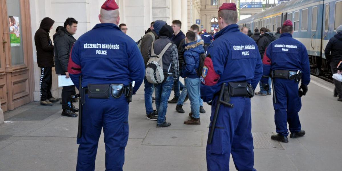 Rendőrök intézkednek a Keleti pályaudvaron FOTÓ: MTI/MIHÁDÁK ZOLTÁN