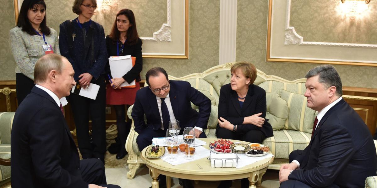 François Hollande és Angela Merkel egy asztalhoz ültette Vlagyimir Putyint és Petro Porosenkót FOTÓ: EUROPRESS/AFP