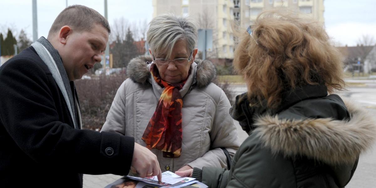 A baloldal által támogatott független Kész Zoltán szórólapozik Veszprémben FOTÓ: VAJDA JÓZSEF