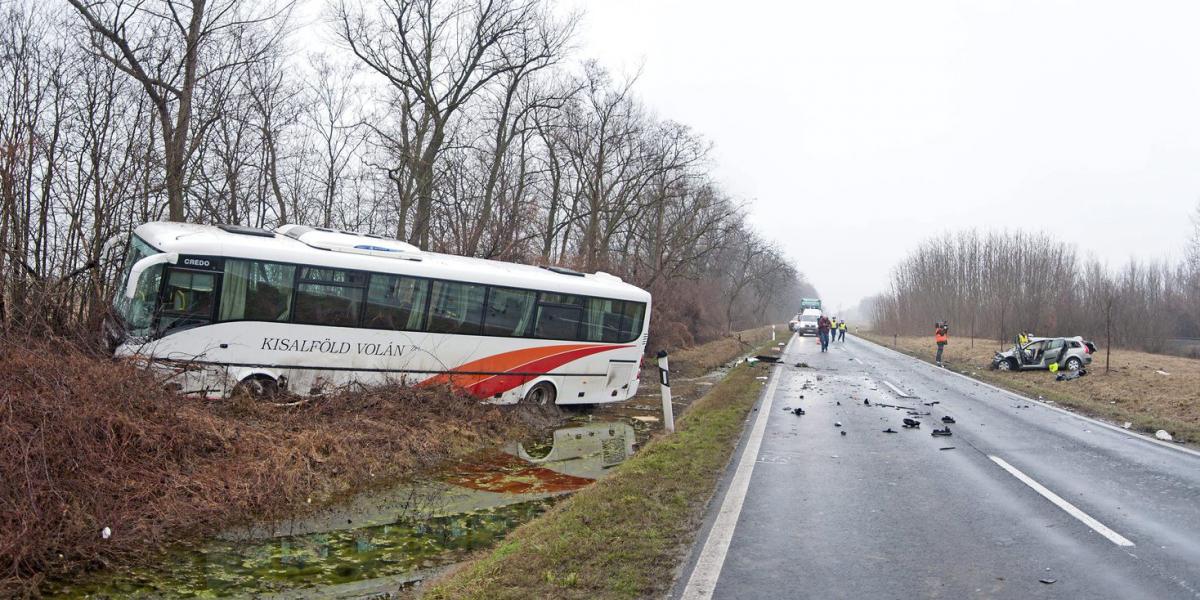 . Baleset helyszíne a 82-es úton Győr és Nyúl között, ahol autóbusz és személyautó ütközött össze 2015. február 24-én. A baleset