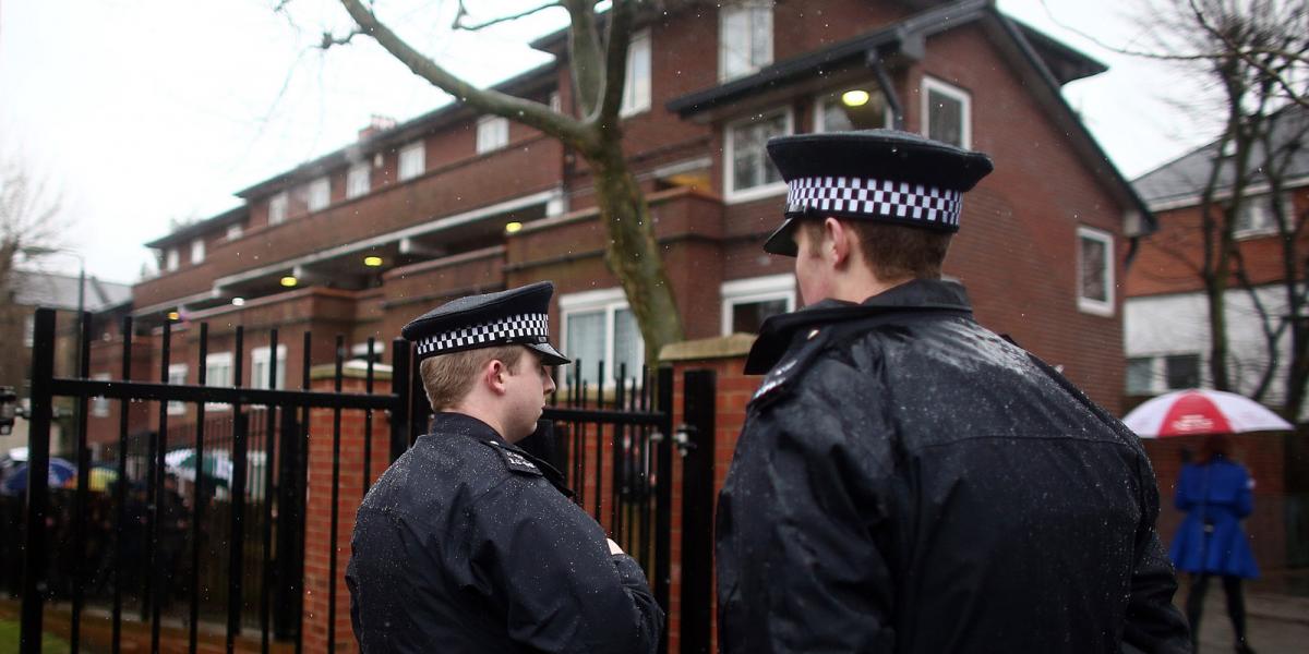 Rendőrök posztolnak Dzsihadi John egykori nyugat-londoni lakásánál FOTÓ: EUROPRESS/GETTY IMAGES/CARL COURT