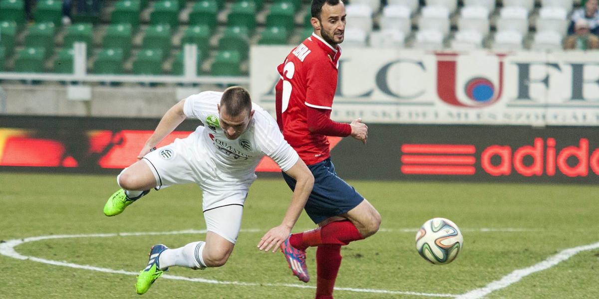 A győri Marko Dinjar és Filipe Vilaca Oliveira, a Videoton játékosa. MTI Fotó: Krizsán Csaba