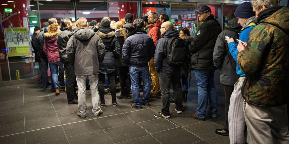 Nemcsak Franciaországban, más államokban is tömegek álltak sorban a Charlie Hebdónak a terrortámadások után megjelent első számá