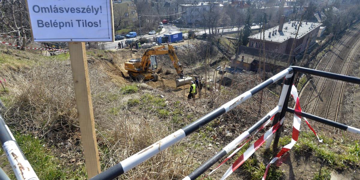 Rendőrök és tűzszerészek dolgoznak a Déli pályaudvar alagútjának Csukló utca felőli bejáratánál. MTI Fotó: Máthé Zoltán