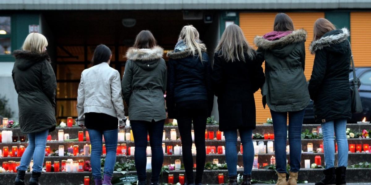 A halterni gimnázium bejáratánál virágot, mécsest és üzeneteket, feliratokat helyeztek el a balesetben elhunyt diákok és tanárok