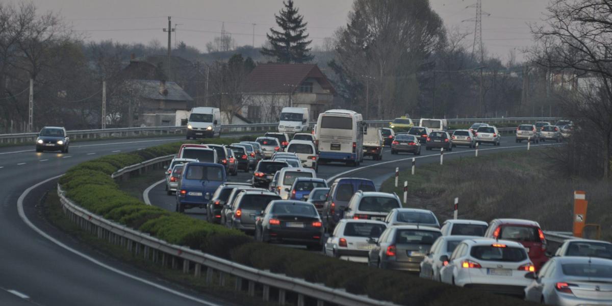 Budapest, 2015. április 3. Baleset miatt torlódik a forgalom az M3-as autópálya kifelé vezető oldalán, a Pest megyei szakaszon 2