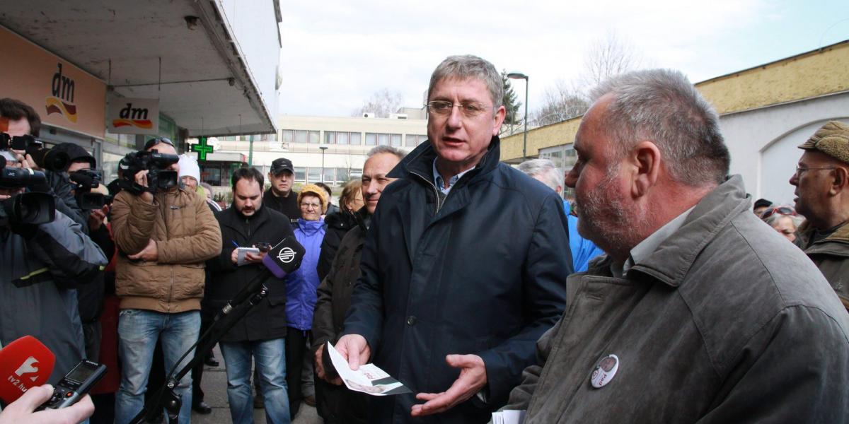 Gyurcsány Ferenc, a Demokratikus Koalíció (DK) elnöke beszél ajkai utcafórumán 2015. április 7-én. Mellette Pad Ferenc, az MSZP 