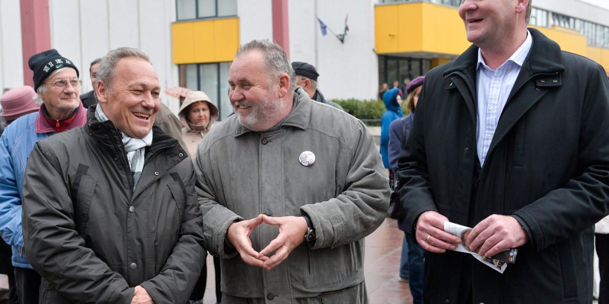  Pad Ferenc, az MSZP és a DK tapolcai országgyűlési képviselőjelöltje (b), Gőgös Zoltán, az MSZP elnökhelyettese (k) és Botka Lá