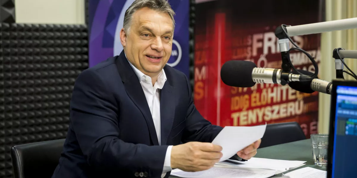Az optimista kormányfő a rádióstúdióban FOTÓ: MTI/MOHAI BALÁZS