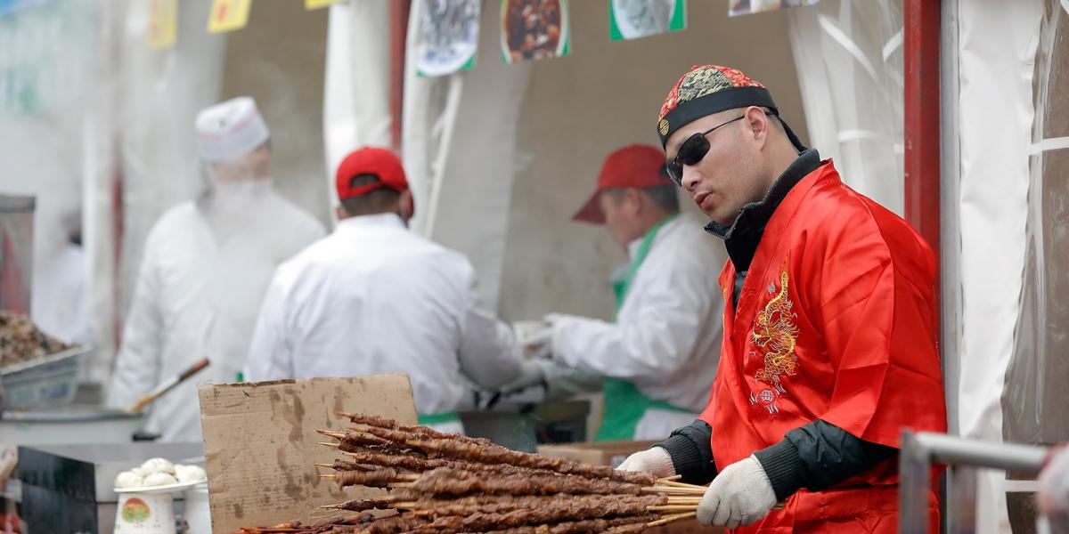 Ezt a pekingi árust még nem találta meg a hatóság. Fotó: Lintao Zhang, Getty Images.