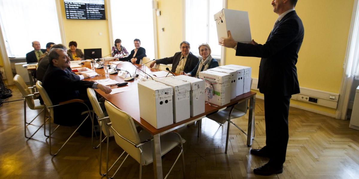 Patyi András, a Nemzeti Választási Bizottság (NVB) elnöke megvizsgálja az április 12-i tapolcai időközi országgyűlési választáso