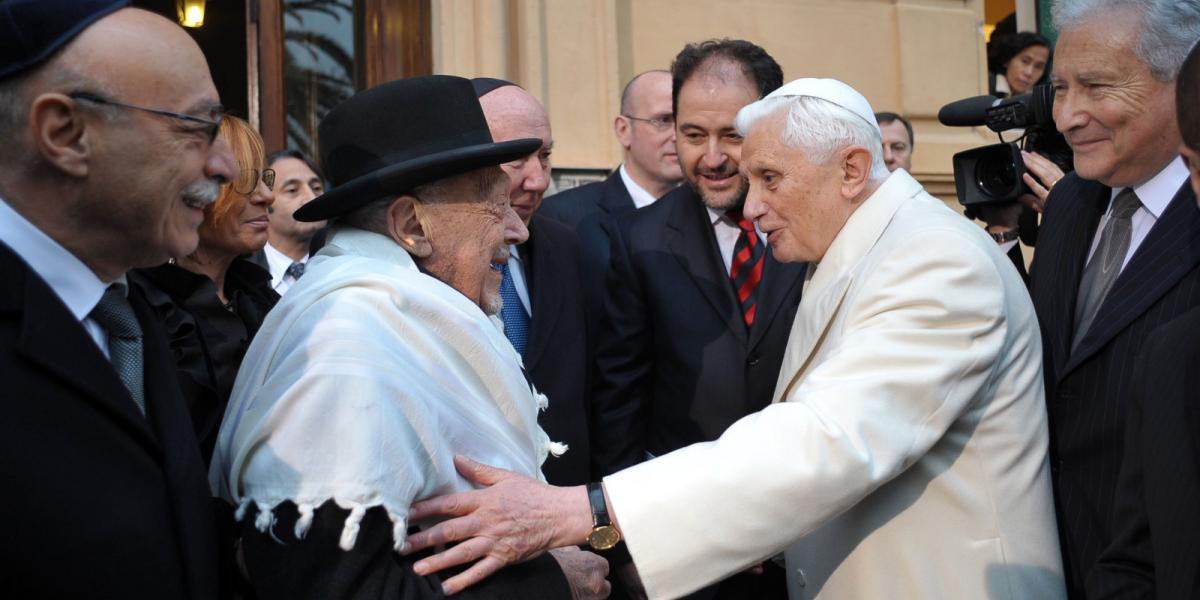 Benedek pápa (balról)  találkozik Toaffal. FOTÓ: L`Osservatore Romano Vatican Pool/Getty Images