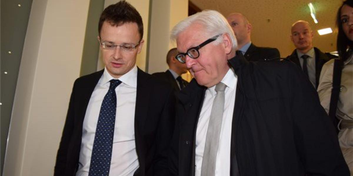 Szijjártó Péter külgazdasági és külügyminiszter (b) és Frank-Walter Steinmeier német külügyminiszter.  MTI Fotó: KKM / Ruby Gábo