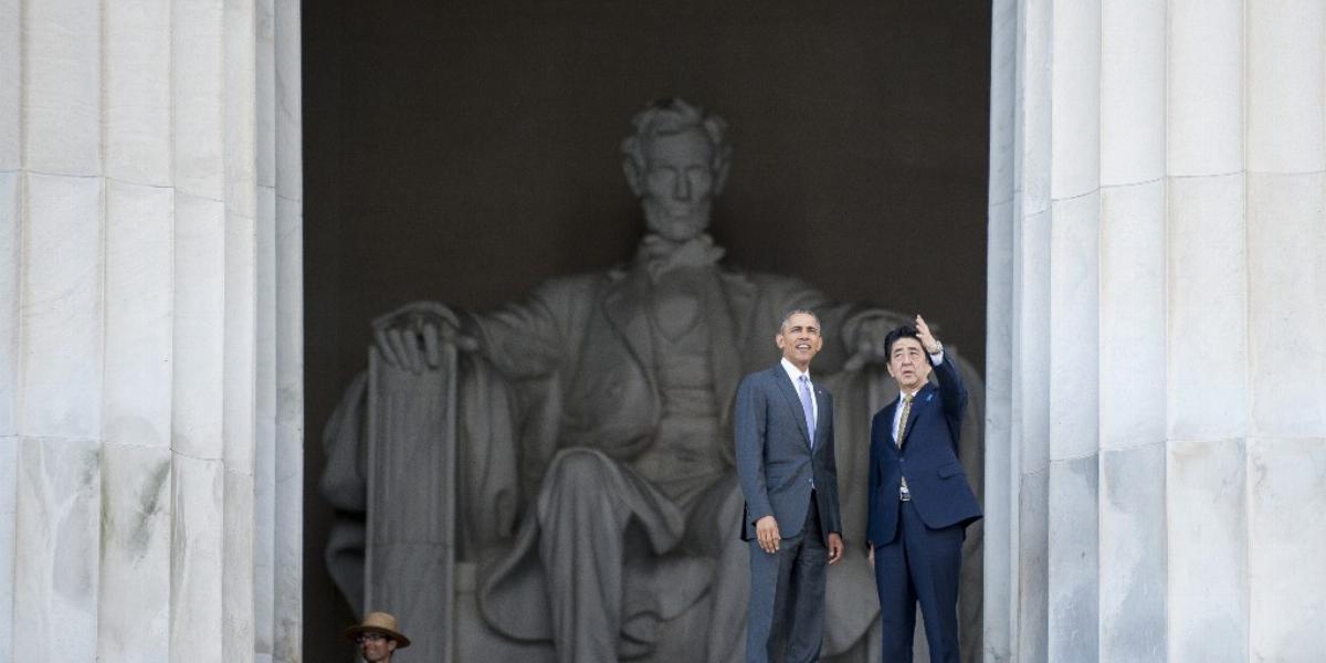 Barack Obama és Abe Sinzo be nem tervezett sétát tett a Lincoln-emlékműnél FOTÓ: EUROPRESS/GETTY IMAGES