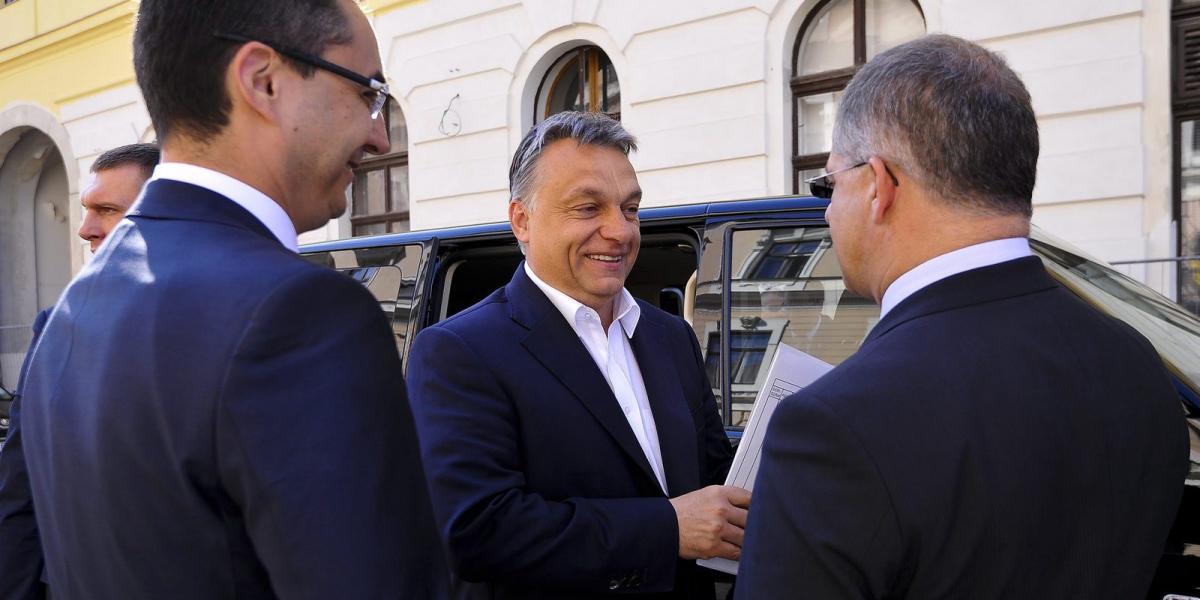  Orbán Viktor miniszterelnököt fogadja Papp László, Debrecen polgármestere és Kósa Lajos országgyűlési képviselő a városháza mel