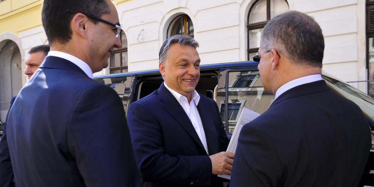 Papp László polgármester, Orbán Viktor és Kósa Lajos: „Magyarország komoly ország” FOTÓ: MTI/CZEGLÉDI ZSOLT