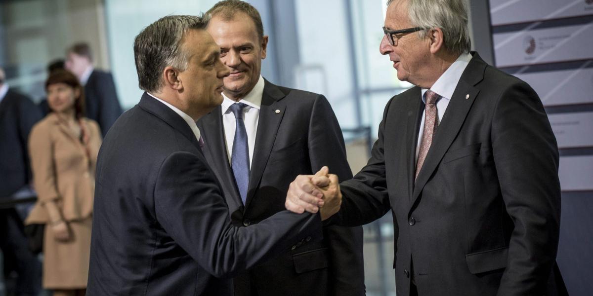 A Miniszterelnöki Sajtóiroda által közreadott képen Jean-Claude Juncker, az Európai Bizottság elnöke (j) és Donald Tusk, az Euró