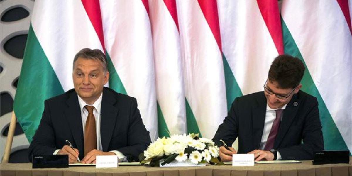 Orbán Viktor miniszterelnök (b) és Cser-Palkovics András polgármester Székesfehérváron. MTI Fotó: Illyés Tibor