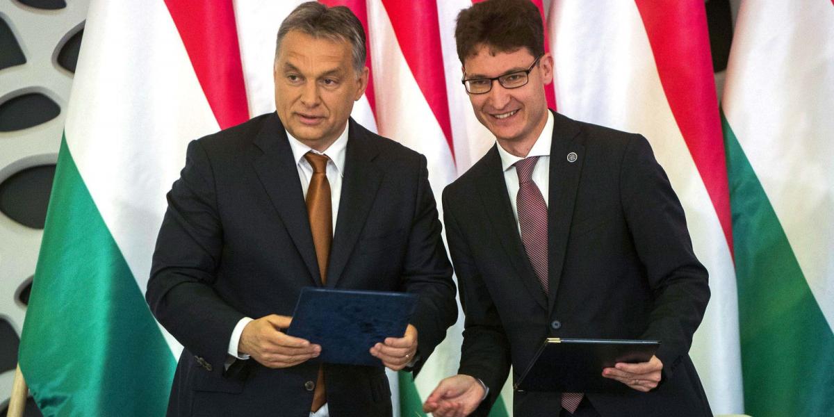 Orbán Viktor és Cser-Palkovics András egyetértésben – a kormányfő tesz is a fi deszes polgármesterek elégedettségéért FOTÓ: MTI/