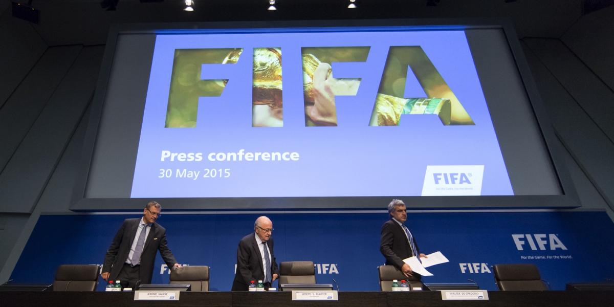 Jerome Valcke, Joseph S. Blatter és Walter de Gregorio. FOTÓ:  Alessandro Della Bella/Getty Images