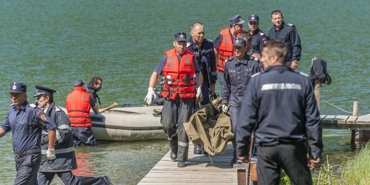 A román katasztrófavédelem szakemberei viszik a magyarországi fiúnak a holttestét. MTI Fotó: Veres Nándor 