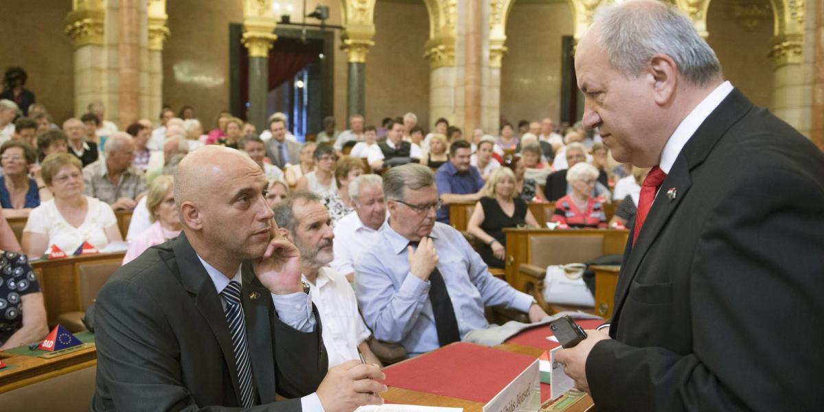 Tóbiás József, az MSZP elnöke  és Korózs Lajos szocialista országgyűlési képviselő, a rendezvény házigazdája az Európai Szociali