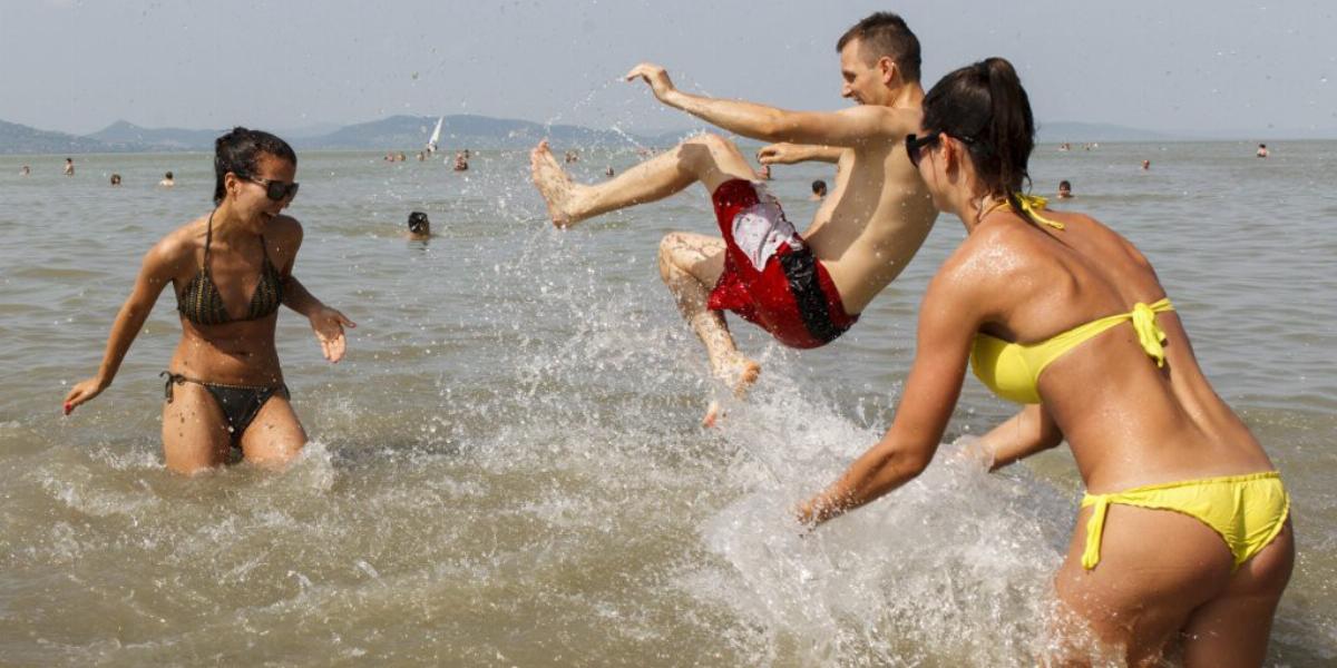 Csúcsra járt a hét végén a Balaton, volt olyan strand, ahol kitették a megtelt táblát FOTÓ: MTI/VARGA GYÖRGY