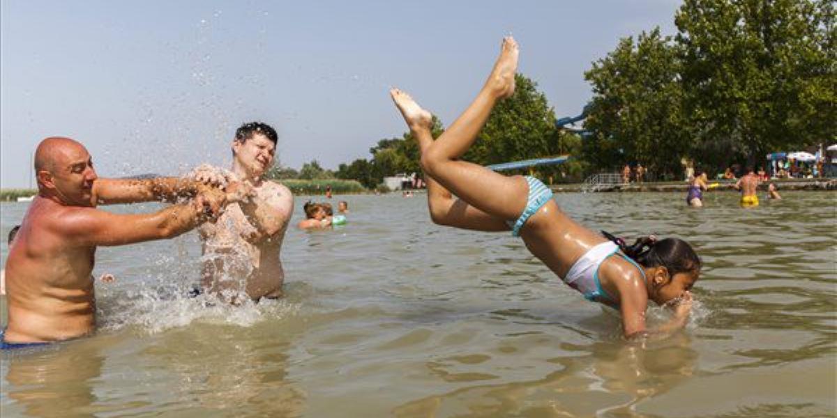 Fürdőzők Balatonfenyvesen MTI FOTÓ: Varga György