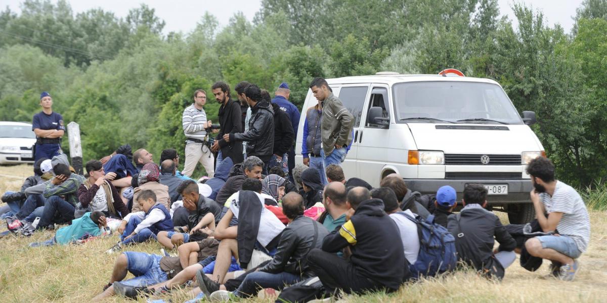 Rendőrök őrzik a Tisza árterében, Szeged közelében elfogott menekülteket   MTI Fotó: Kelemen Zoltán Gergely