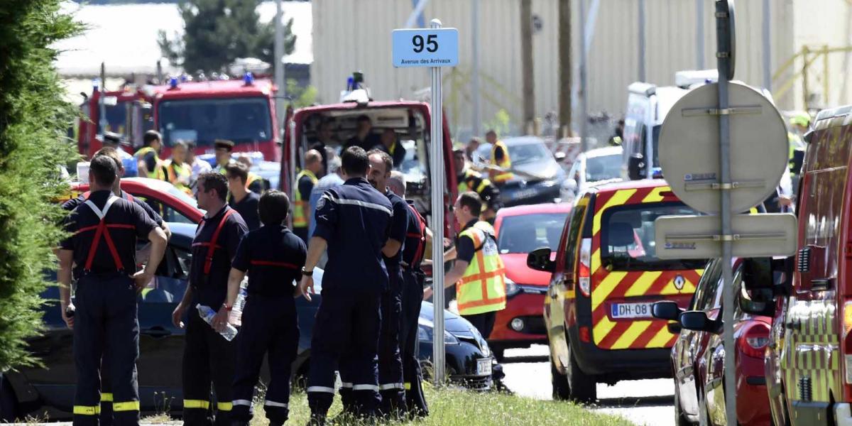 Tűzoltók, mentők, kommandósok Saint-Quentin-Fallavier-ben, a célba vett gázgyár előtt FOTÓ: AFP