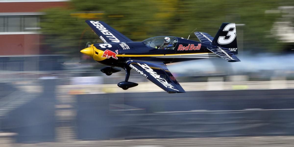  A hétvégi Red Bull Air Race egyik pilótája gyakorol a Duna felett, Budapesten 2015. július 3-án. MTI Fotó: Máthé Zoltán