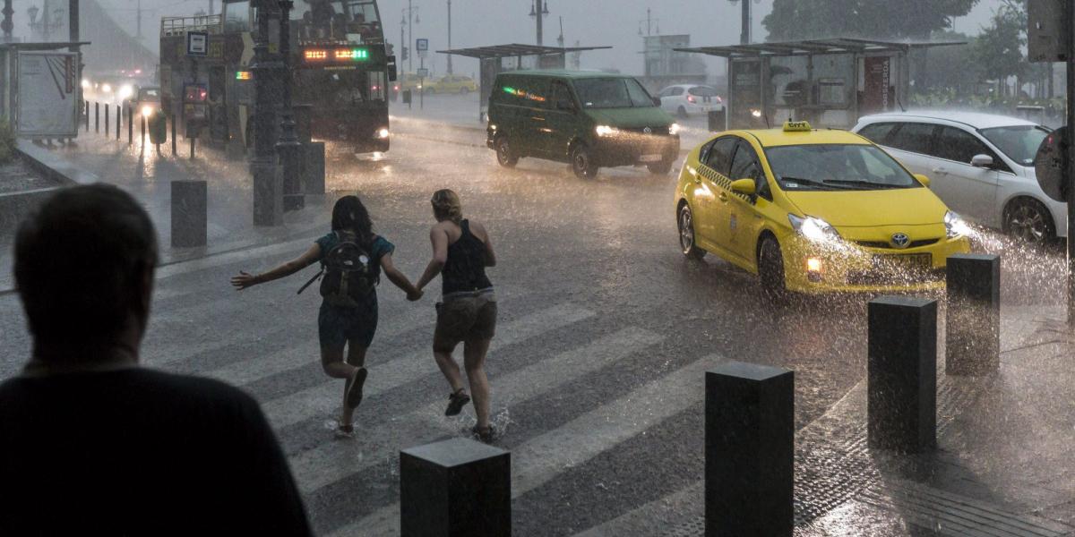Így tombolt a vihar Budapesten július 8-án. MTI Fotó: Szigetváry Zsolt