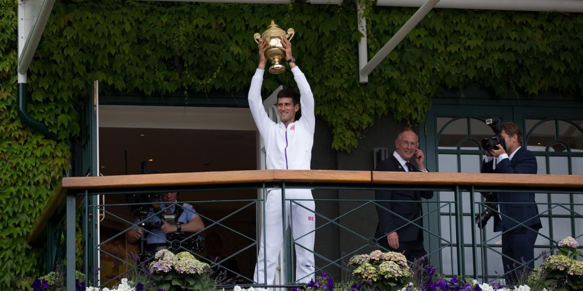 Novak Djokovic kupával a kezében. FOTÓ: Carl Court/Getty Images