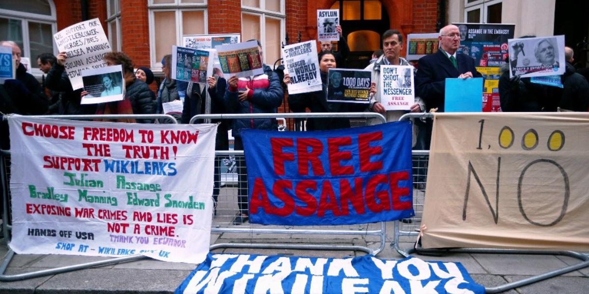 Többtucatnyian követeltek Londonban teljes szabadságot Assange-nak FOTÓ: EUROPRESS/GETTY IMAGES/CARL COURT