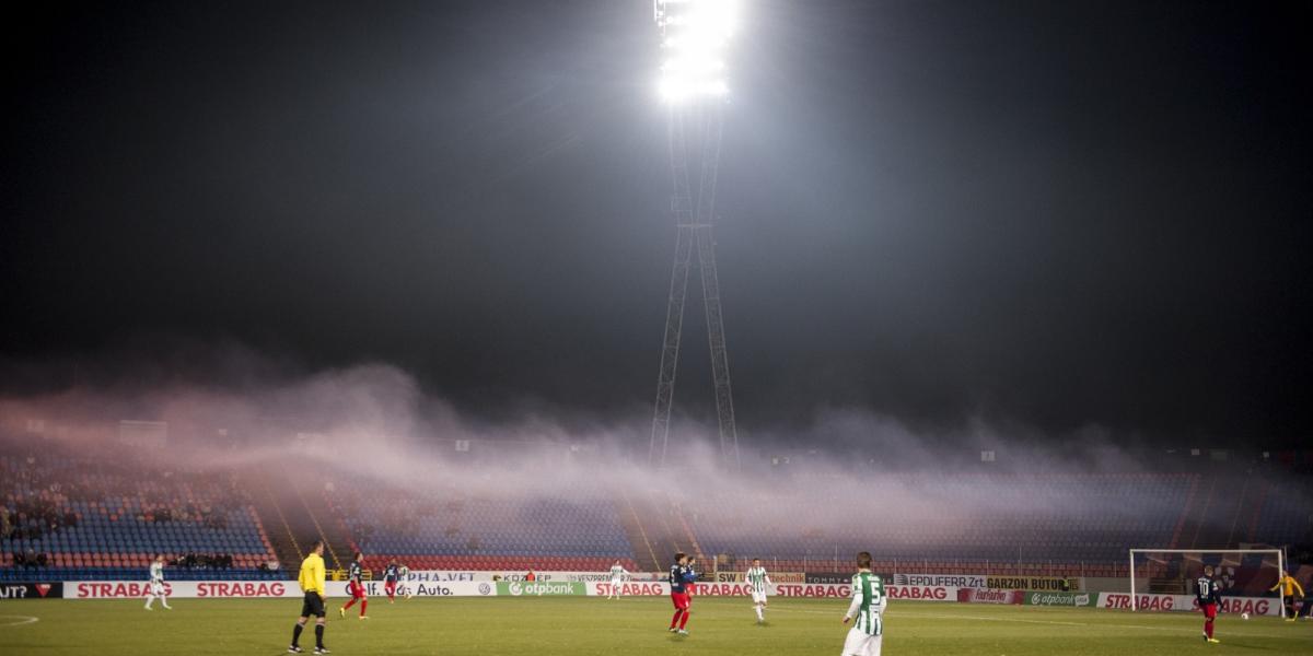 Lila felhőben az erősen foghíjas nézőtér tegnap a Sóstói-stadionban: mintha a Videoton-drukkerek előre tudták volna, hogy győz a