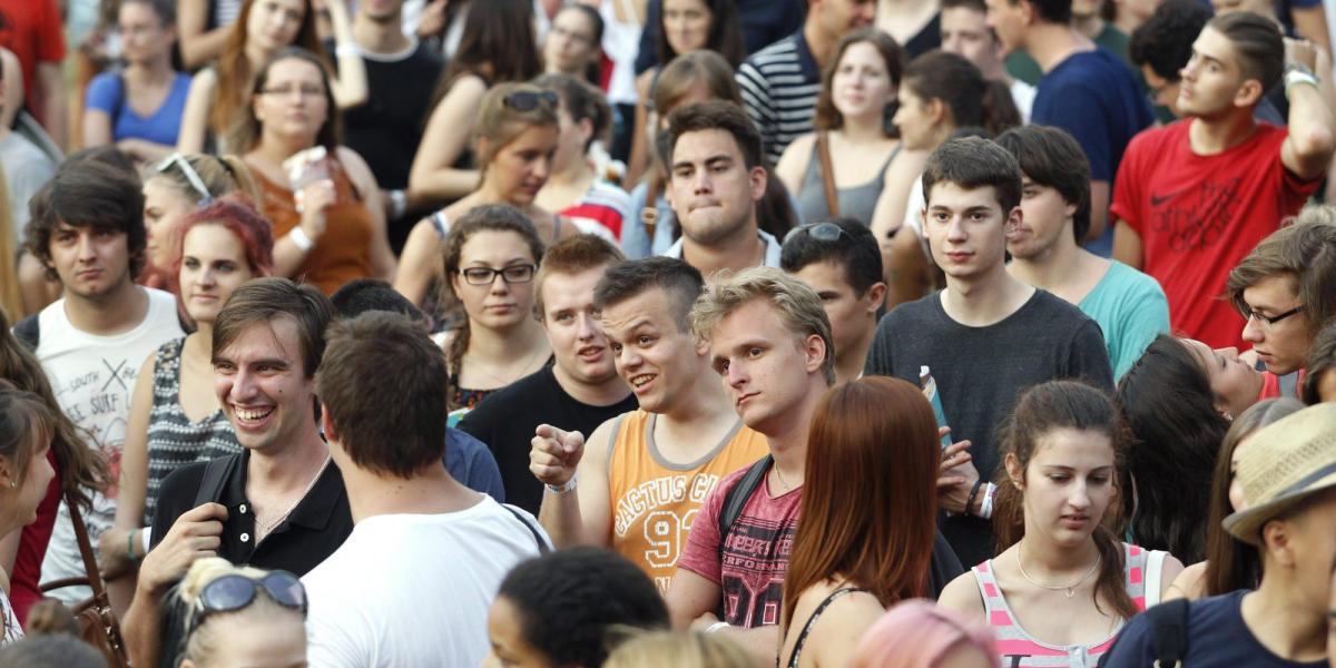 Érdeklődők a Pont Ott Parti hivatalos ponthatárváró rendezvényen a Nemzeti Közszolgálati Egyetem előtt 2015. július 23-án. Ezen 