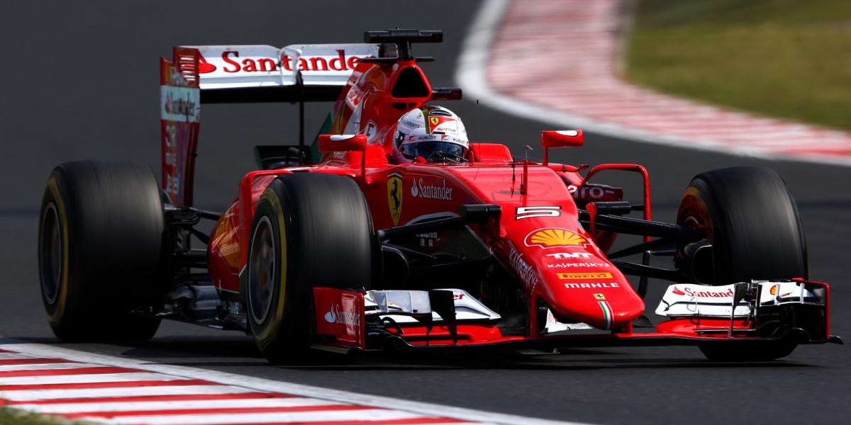 Sebastien Vettel a Hungaroringen Fotó: Clive Menson/Getty Images