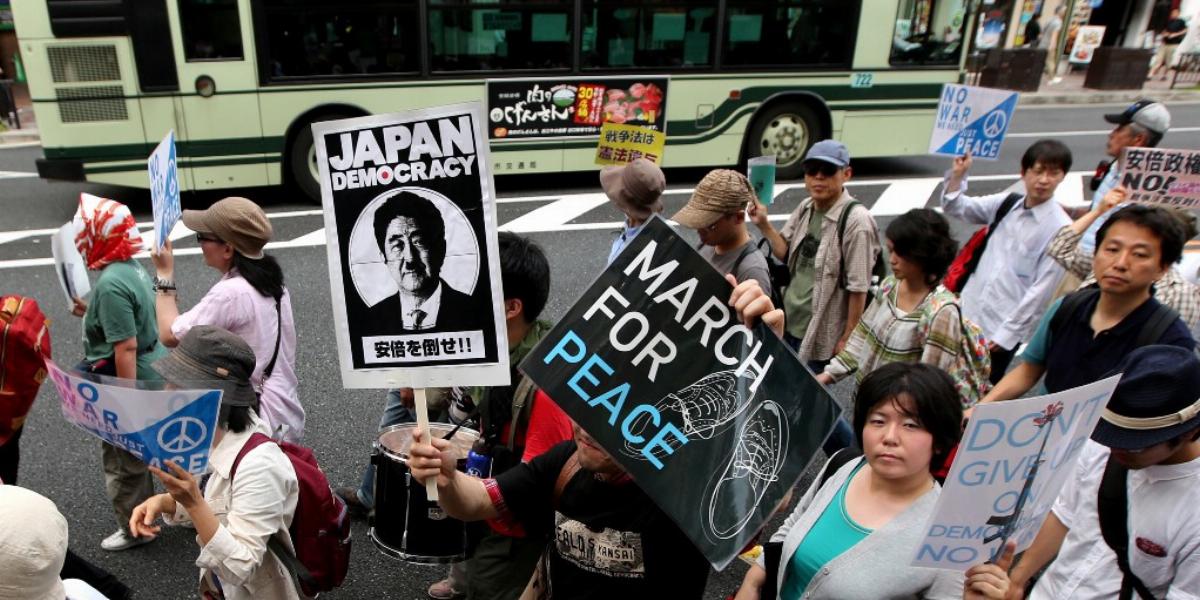 Nem mindenki ért egyet Abe Sinzo politikájával: a minap japán egyetemisták
tiltakoztak ellene FOTÓ: EUROPRESS/GETTY IMAGES/BUDD