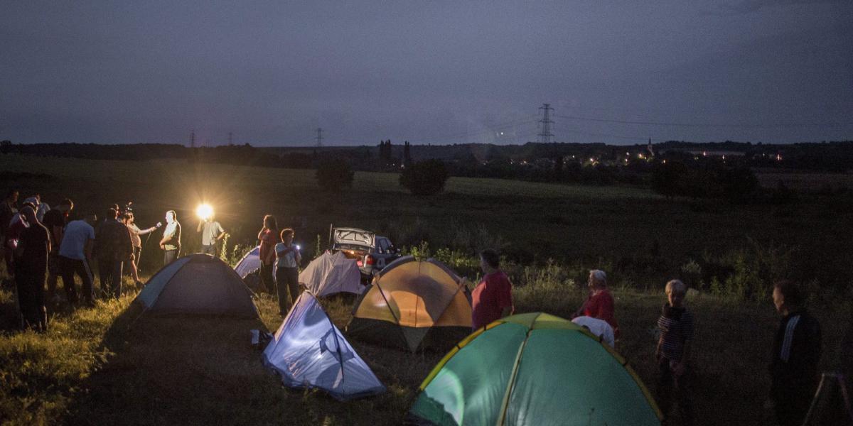 Korábbi felvétel: a helyi lakosok tiltakozásul sátrakat állítottak Martonfa határában augusztus 2-án este. MTI Fotó: Sóki Tamás