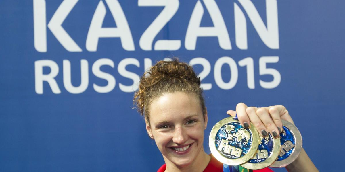 Hosszú Katinka mutatja érmeit a kazanyi vizes világbajnokságon zárónapján Kazanyban 20105. augusztus 9-én. A versenyző a 200 és