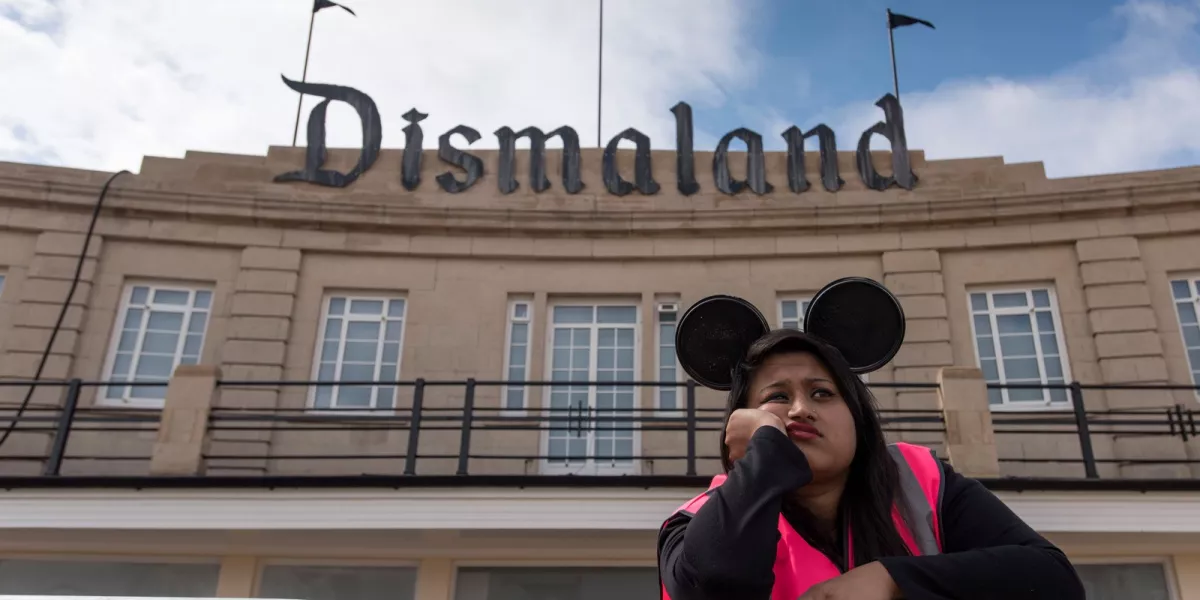 Dismaland-del, avagy a "komorparkkal" tart görbe tükröt a társadalmi problémáknak Banksy FOTÓK: Matthew Horwood/Getty Images